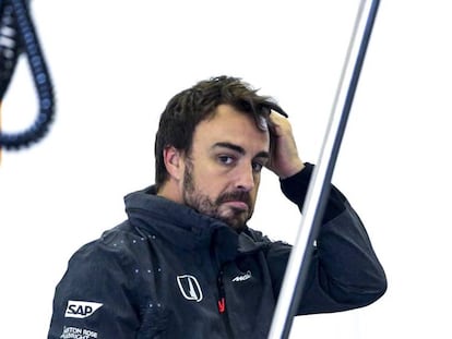 Alonso, en el garaje de McLaren en Shangh&aacute;i.
