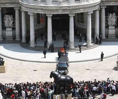 El féretro del escritor Carlos Fuentes llega al Palacio de Bellas Artes en Ciudad de México.