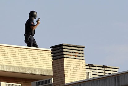 Un agente de Policía en la azotea de un edificio de la calle Niceto Alcalá Zamora de Madrid en el que se ha producido un tiroteo que se ha saldado con un herido.