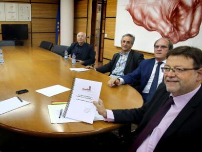 Ximo Puig, con &Aacute;ngel Gabilondo, Miguel Soler, Pilar Sarri&oacute;n y los redactores del Libro Blanco de la Educaci&oacute;n.