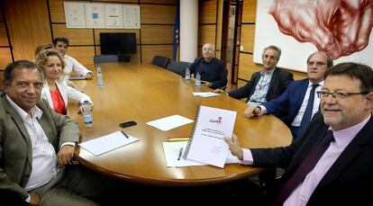 Ximo Puig, con &Aacute;ngel Gabilondo, Miguel Soler, Pilar Sarri&oacute;n y los redactores del Libro Blanco de la Educaci&oacute;n.