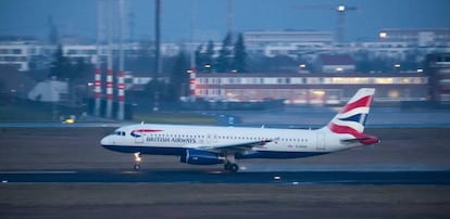 Un avión de British Airways aterriza en el aeropuerto de Berlín.