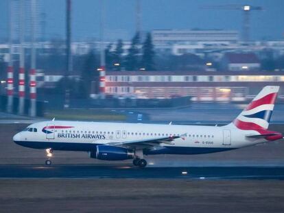 Un avión de British Airways aterriza en el aeropuerto de Berlín.