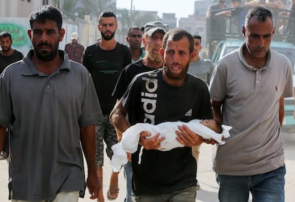 Fadi Al Najjar sostiene en brazos este domingo el cadáver de su hijo Yahya, un niño de tres meses, muerto por malnutrición, en Jan Yunis (Gaza).