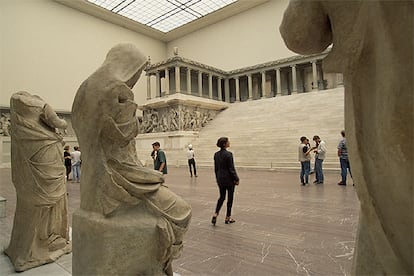 El Altar de Pérgamo, de mármol y datado alrededor del siglo II antes de Cristo, es el gran reclamo del Museo Pérgamo, en la Isla de los Museos de Berlín.