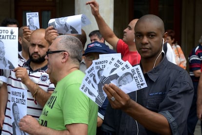 <span style="font-size: 8pt;">Inmigrantes convocados por SOS Racismo protestan contra el alcalde de Vitoria, Javier Maroto, tras asegurar que marroquíes y argelinos viven de las ayudas. / L. Rico</span>