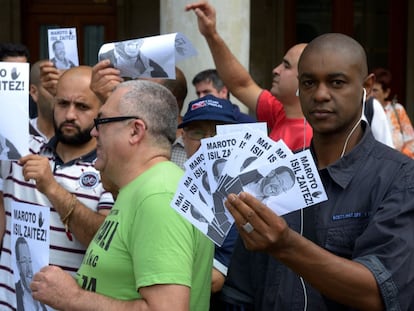 <span style="font-size: 8pt;">Inmigrantes convocados por SOS Racismo protestan contra el alcalde de Vitoria, Javier Maroto, tras asegurar que marroquíes y argelinos viven de las ayudas. / L. Rico</span>
