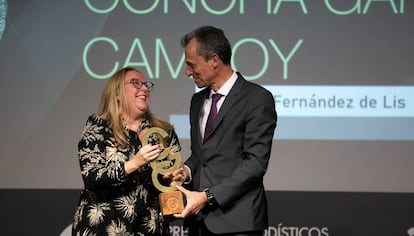 Patricia Fernández de Lis recibe el premio Concha García Campoy de manos del ministro de Ciencia, Pedro Duque.