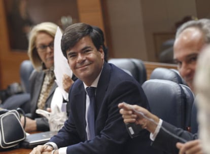 Alfonso Bosch sonríe desde su escaño en la Asamblea de Madrid.