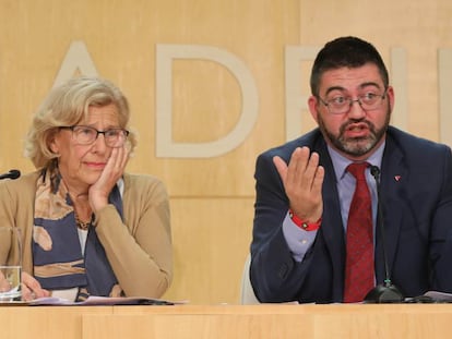 La alcaldesa con el edil Carlos S&aacute;nchez Mato. 