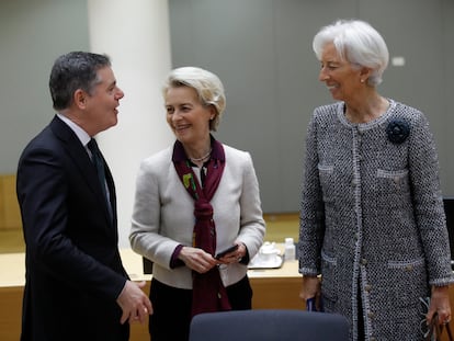 El presidente del Eugrogrupo, Pascal Donohoe, habla con las presidentas de la Comisión Europea, Ursula von der Leyen, y del BCE, Christine Lagarde.