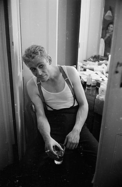 El actor irlandés Peter O'Toole durante el estreno de 'Hamlet' en el Old Vic. el 22 de Octubre de 1963. Esta fue la producción inaugural de la compañía de teatro nacional, con Laurence Olivier como su director.