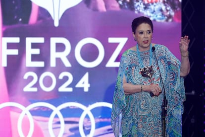 La actriz Mónica Randal recibe el Feroz de Honor durante la gala de la undécima edición de los Premios Feroz.