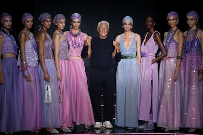 El diseñador Giorgio Armani saluda tras el desfile de la colección para la primavera / verano 2024 de Emporio Armani, celebrado este jueves 21 de septiembre en Milán.