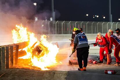 Grosjean consiguió salir entre las llamas después de 27 segundos gracias a un espacio vital entre el guardarraíl y el coche.