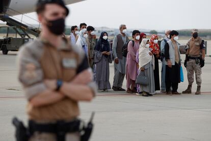 Algunos de los pasajeros tras desembarcar del avión procedente de Dubai con 290 evacuados de Afganistán, este martes en la base aérea de Torrejón de Ardoz.