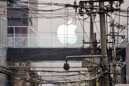Logotipo de Apple en una tienda de la compañía en Pekín.