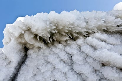 Los vientos de más de 100 kilómetros por hora de estos días han provocado olas muy altas que se congelaban al chocar con cualquier objeto, dejando multitud de extrañas figuras. En la imagen, detalle del hielo formado alrededor del embalse de Navacerrada.