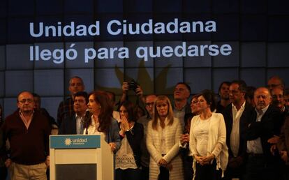 Cristina Kirchner habla a sus seguidores tras conocer los resultados de las elecciones legislativas.