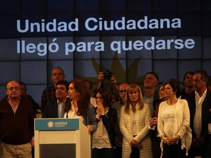 Cristina Kirchner habla a sus seguidores tras conocer los resultados de las elecciones legislativas.