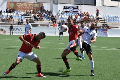 Los jugadores del Mallorca y el Ontinyent, durante el partido.