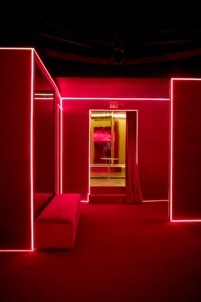 Un manto infinito de terciopelo rojo que va desde el suelo al techo, delimitado por neones rosas y paredes doradas, es la visión de Harry Nuriev del nuevo Silencio en Nueva York. 