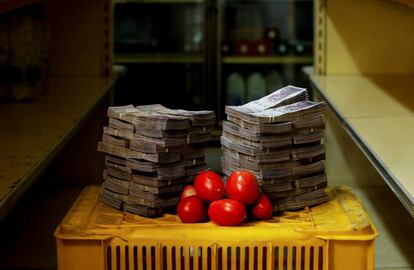 El presidente venezolano anunció otras medidas económicas como el aumento del salario mínimo, que pasará de 5,2 millones de dólares a 180 millones (unos 28 dólares). Un kilogramo de tomates junto a 5.000.000 bolívares, su precio equivalente a 0.76 dólares.