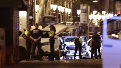 Policies al costat de la furgoneta utilitzada en l'atac de la Rambla de Barcelona.