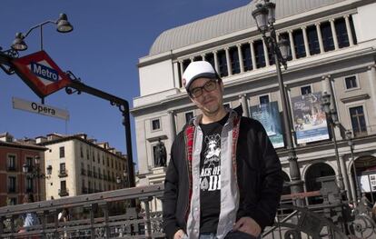 Luis Brea retratado en el Teatro Real, el lugar en el que trabajaba su padre. 