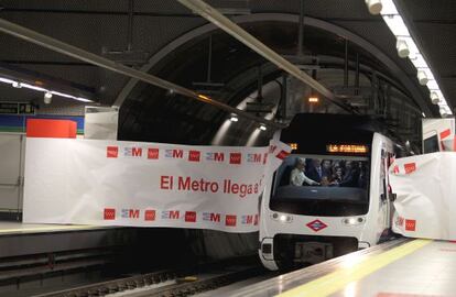 Esperanza Aguirre, a la izquierda, en la cabina del tren que inaugur&oacute; la estaci&oacute;n de La Fortuna, en la l&iacute;nea 11, en octubre de 2010. 