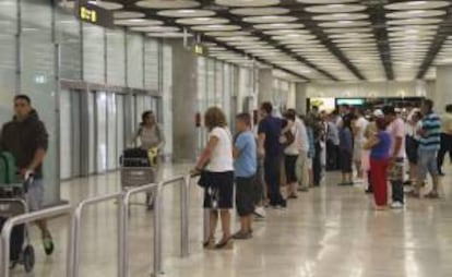 Varias personas aguardan en la sala de llegadas de la T4 del aeropuerto de Madrid-Barajas. EFE/Archivo