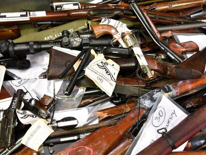 Varias armas de fuego confiscadas durante su presentaci&oacute;n a la prensa en Brisbane, Queensland (Australia) el 12 de octubre de 2017. 