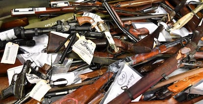 Varias armas de fuego confiscadas durante su presentación a la prensa en Brisbane, Queensland (Australia) el 12 de octubre de 2017.