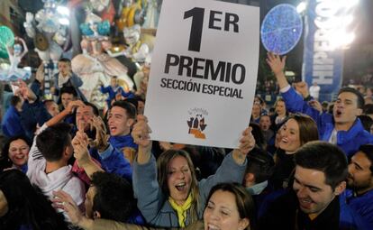 La comisión ganadora del primer premio de la sección Especial celebrando el podio. 