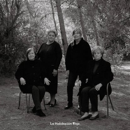 Mari, Maruja, Isa y Lola en la portada del disco nmero 14 de grupo de sus hijos, La Habitacin Roja, 'Crear'. 