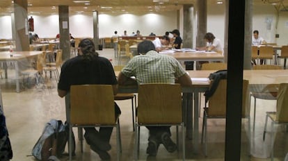 Estudiantes en la biblioteca de Ciencias de la Universidad Aut&oacute;noma de Madrid.