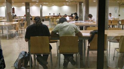 Estudiantes en la biblioteca de Ciencias de la Universidad Autónoma de Madrid.