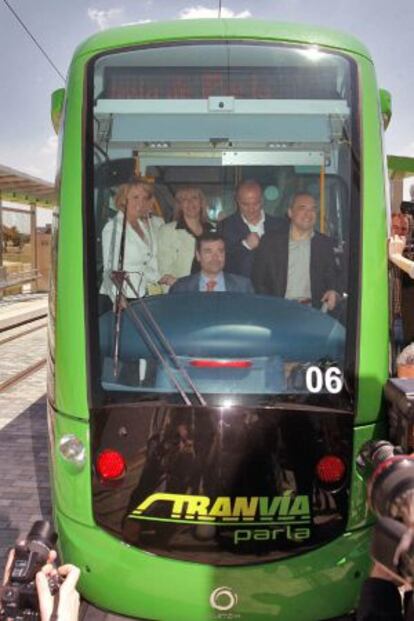 Gómez, con Simancas y Esperanza Aguirre, en la inauguración del tranvía de Parla en 2007.