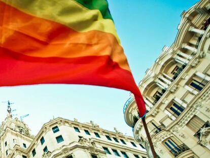 Una mujer ondea la bandera arcoiris en Madrid durante la celebración del Orgullo LGTBI+. GETTY IMAGES