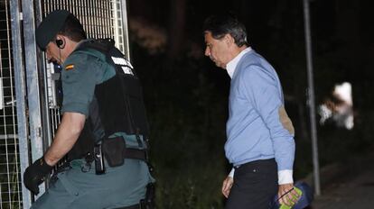 Ignacio González llega a la Guardia Civil de Colmenar Viejo a pasar la noche en el calabozo.