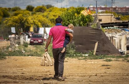 Claudio, que se ha acercado a la furgoneta de la Cruz Roja a por las avituallas con una niña en brazos a pesar de la tierra embarrada. El sí que ha logrado trabajar en la cuarentena en la recogida de cebolla, dada la apremiante necesidad de jornaleros en el campo.