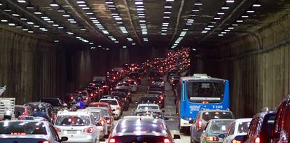 Trânsito pesado no tunel sob o túnel Anhangabaú, em 2012.