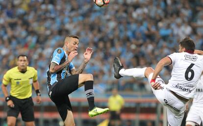 Vieira del Grêmio y Braghieri de Lanús, en la ida.