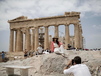 Turistes fent-se fotos a l'Acròpolis d'Atenes.