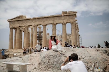 Turistes fent-se fotos a l'Acròpolis d'Atenes.