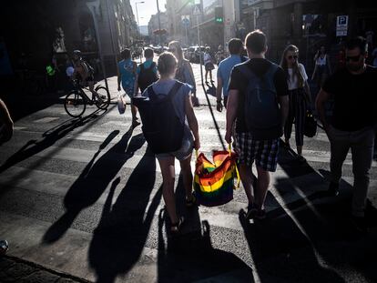 Dos personas caminan en Budapest con una bolsa con la bandera arcoíris esta semana.