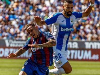 La acción de la polémica entre Siovas (d) y Roger que terminó en el penalti en el 0-1.