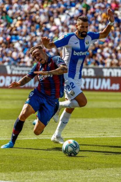 La acción de la polémica entre Siovas (d) y Roger que terminó en el penalti en el 0-1.