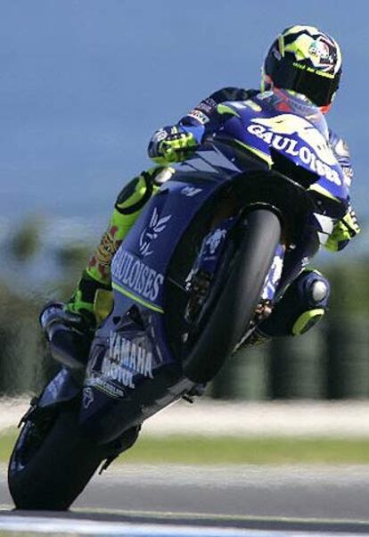 Rossi celebra su mejor tiempo en el circuito de Phillip Island.