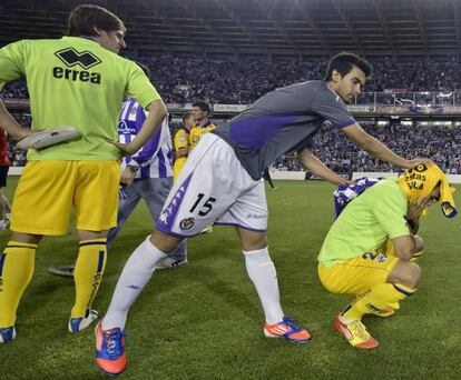 Un jugador del Valladolid consuela a otro del Alcorcón en Zorrilla.